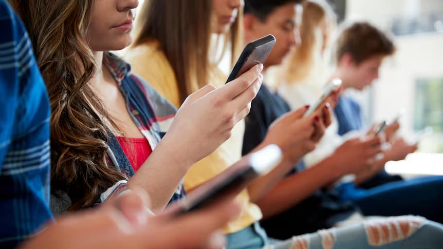 teens using mobile phones